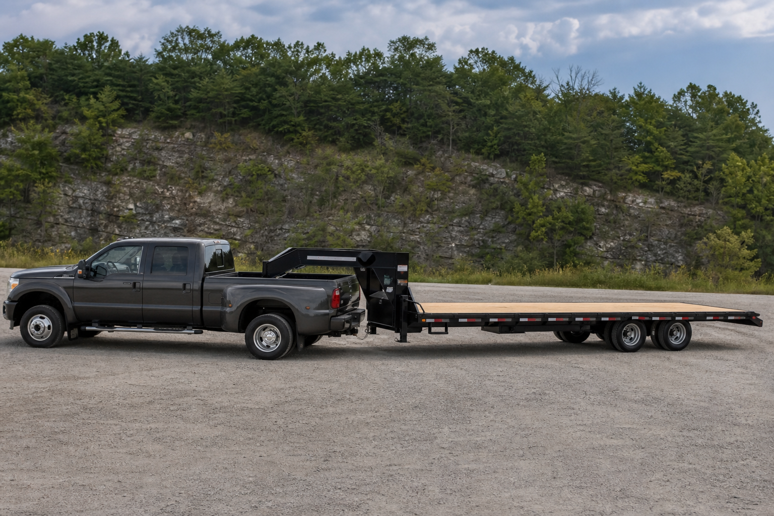 Read more about the article Gooseneck vs Bumper Pull Equipment Trailer: Which Setup Is Right for You?