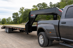 Read more about the article Gooseneck vs Fifth Wheel Hitch: What’s the Difference and Which Do You Need?